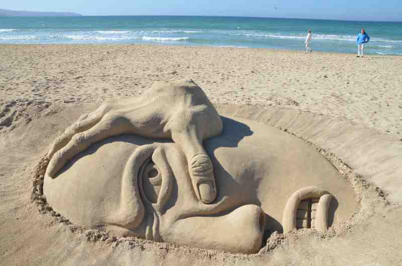 build a sand sculpture